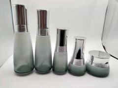 护肤品玻璃瓶生产商 化妆品玻璃瓶定做